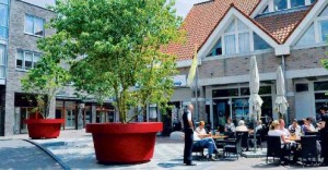 Streetlife met enorme plantenbakken